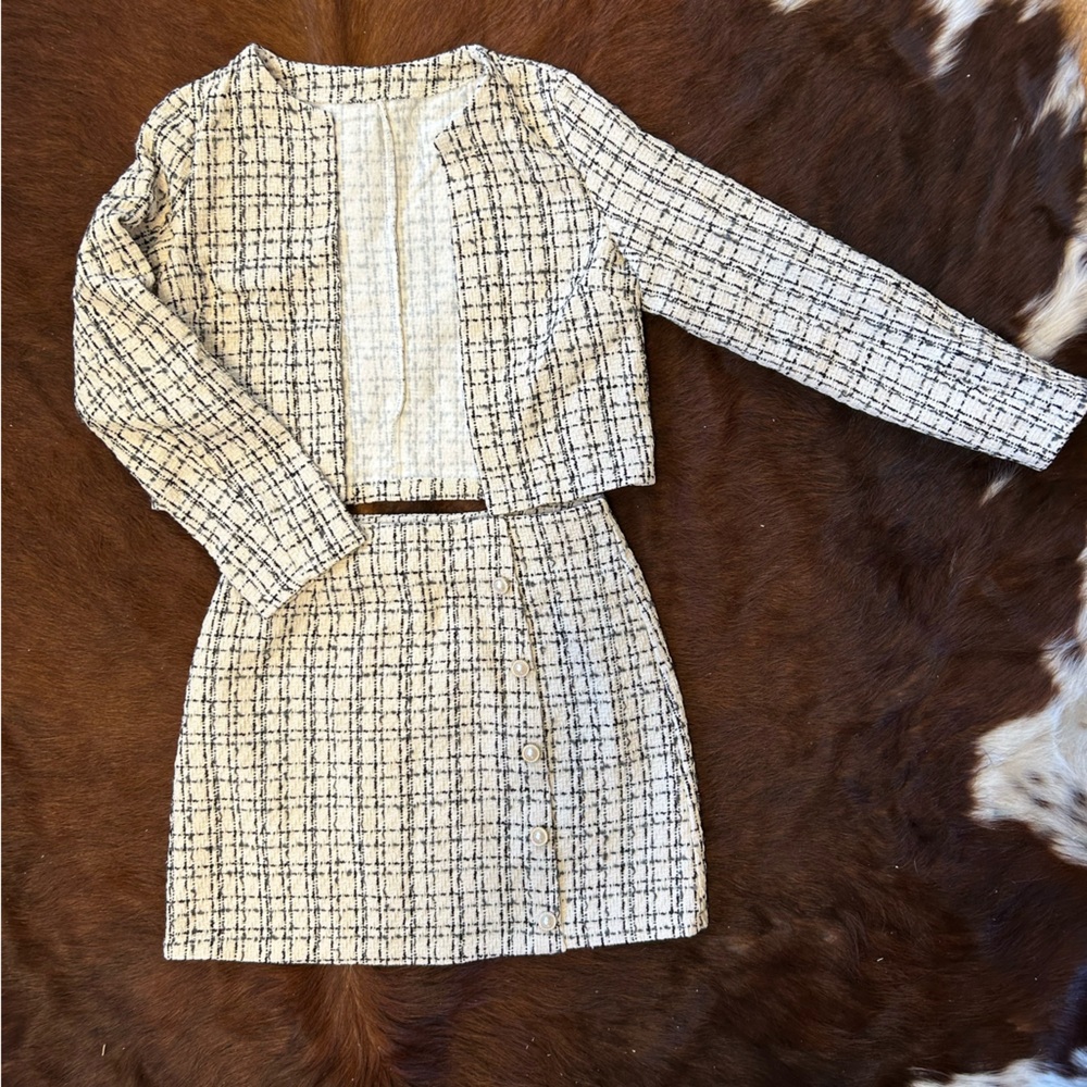 Chic & classic Cream and Black tweed Women's jacket & skirt